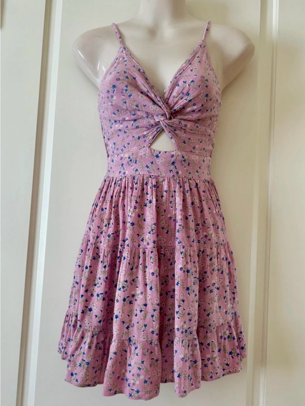ANGIE Super-Cute Lavender Floral Twist-Front Mini Dress With Keyhole, Size S